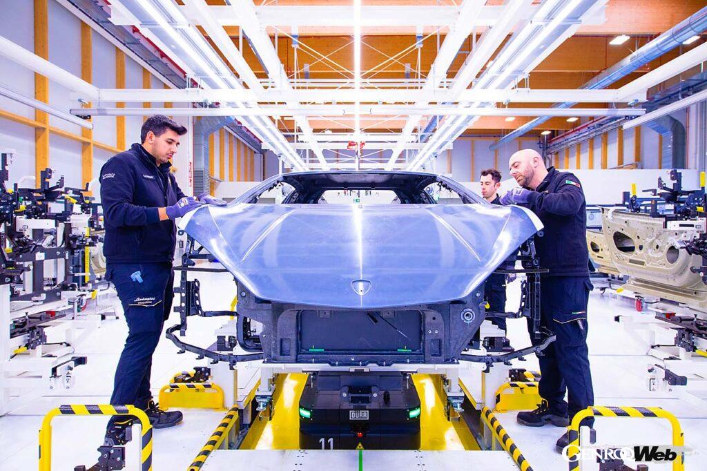 少量生産のスーパーカーメーカー、というと家内制手工業的なイメージがあるがランボルギーニの組み立て現場は驚くほど近代化されている。だがその中に手作業の部分も多い。両方のメリットを最大限に活かしているのが印象的だ。