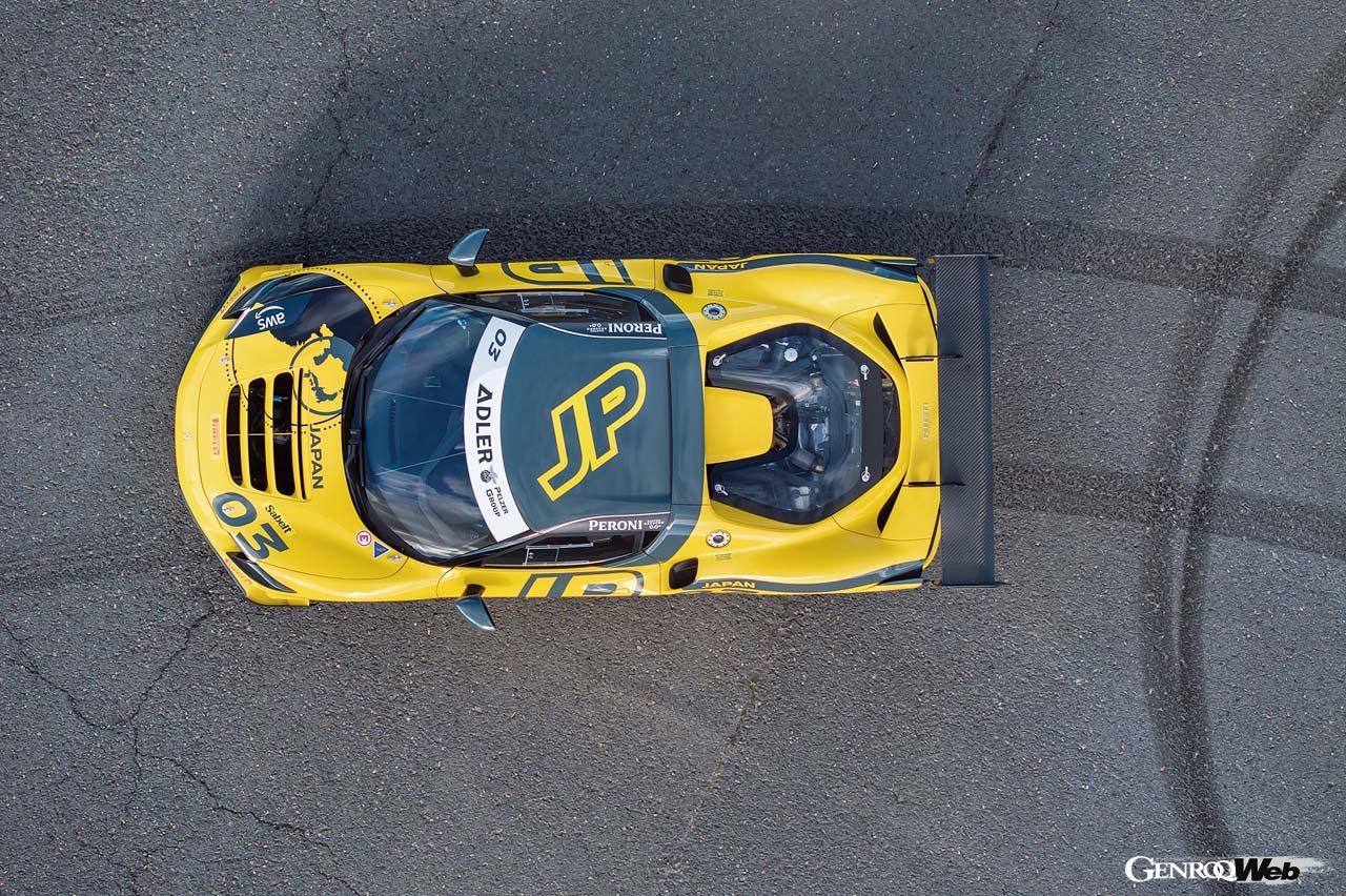 2024年シーズンのフェラーリ・チャレンジでデビューを飾ったレーシングカー、296チャレンジ。まず欧州・北米のコンチネンタルシリーズに投入された9代目ワンメイクレースカーは、2025年からいよいよ本邦含む英国、豪州など各国シリーズでも導入される予定だ。そのシーズンに我々メディアにもそのポテンシャルを試す機会が与えられた。