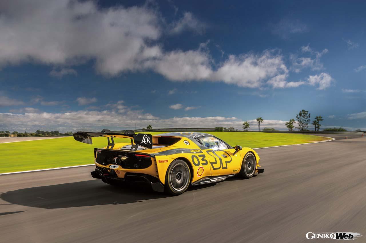 2024年シーズンのフェラーリ・チャレンジでデビューを飾ったレーシングカー、296チャレンジ。まず欧州・北米のコンチネンタルシリーズに投入された9代目ワンメイクレースカーは、2025年からいよいよ本邦含む英国、豪州など各国シリーズでも導入される予定だ。そのシーズンに我々メディアにもそのポテンシャルを試す機会が与えられた。