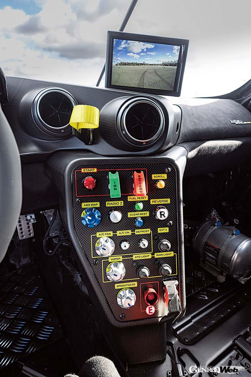 インテリアの最大の変更点は、488チャレンジEvoでステアリングホイールに搭載されていたエンジン回転数表示LEDが、メーターパネルに統合されて視認性が向上したこと。