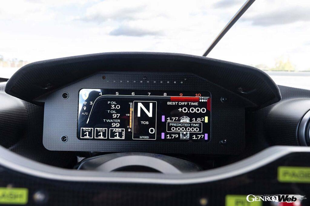 インテリアの最大の変更点は、488チャレンジEvoでステアリングホイールに搭載されていたエンジン回転数表示LEDが、メーターパネルに統合されて視認性が向上したこと。