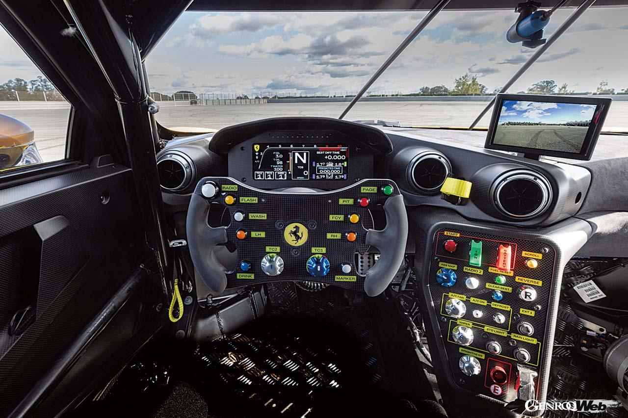 インテリアの最大の変更点は、488チャレンジEvoでステアリングホイールに搭載されていたエンジン回転数表示LEDが、メーターパネルに統合されて視認性が向上したこと。