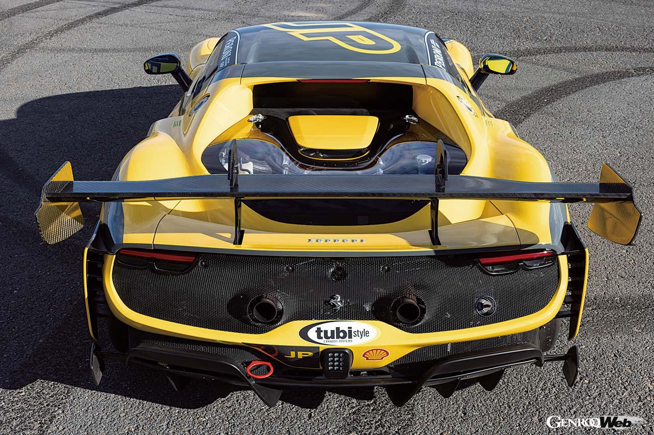 大型のリヤウイングは7段階調整が可能。250km/h走行時最大870kgものダウンフォースを発生するという。488チャレンジEvo比では18％増となる。