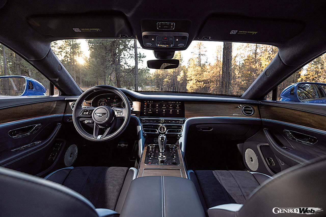 トリムパネルはウッド8種類、その他3種類から選択することが可能。インパネ中央のモニターではエンジンとモーター、バッテリー間のパワーフローを確認することが可能になっている。