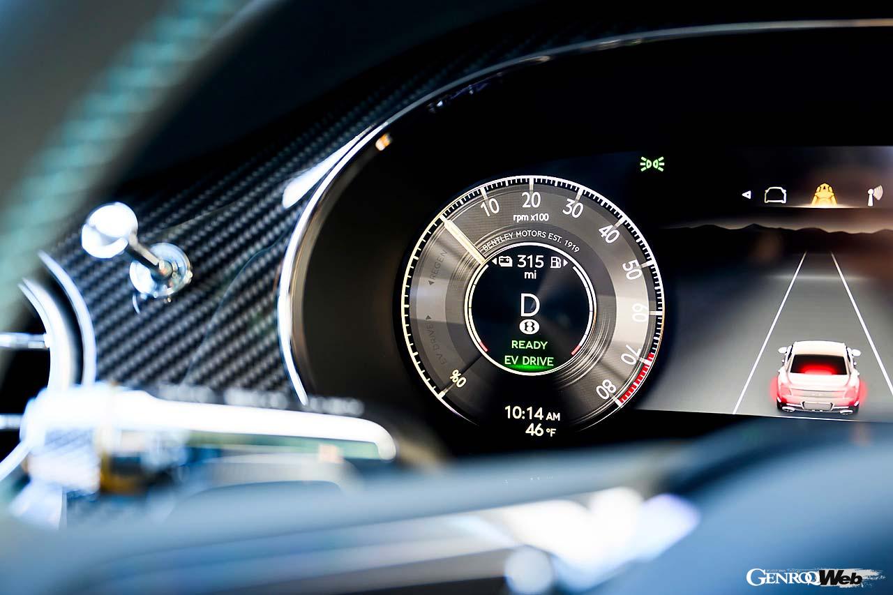 トリムパネルはウッド8種類、その他3種類から選択することが可能。インパネ中央のモニターではエンジンとモーター、バッテリー間のパワーフローを確認することが可能になっている。