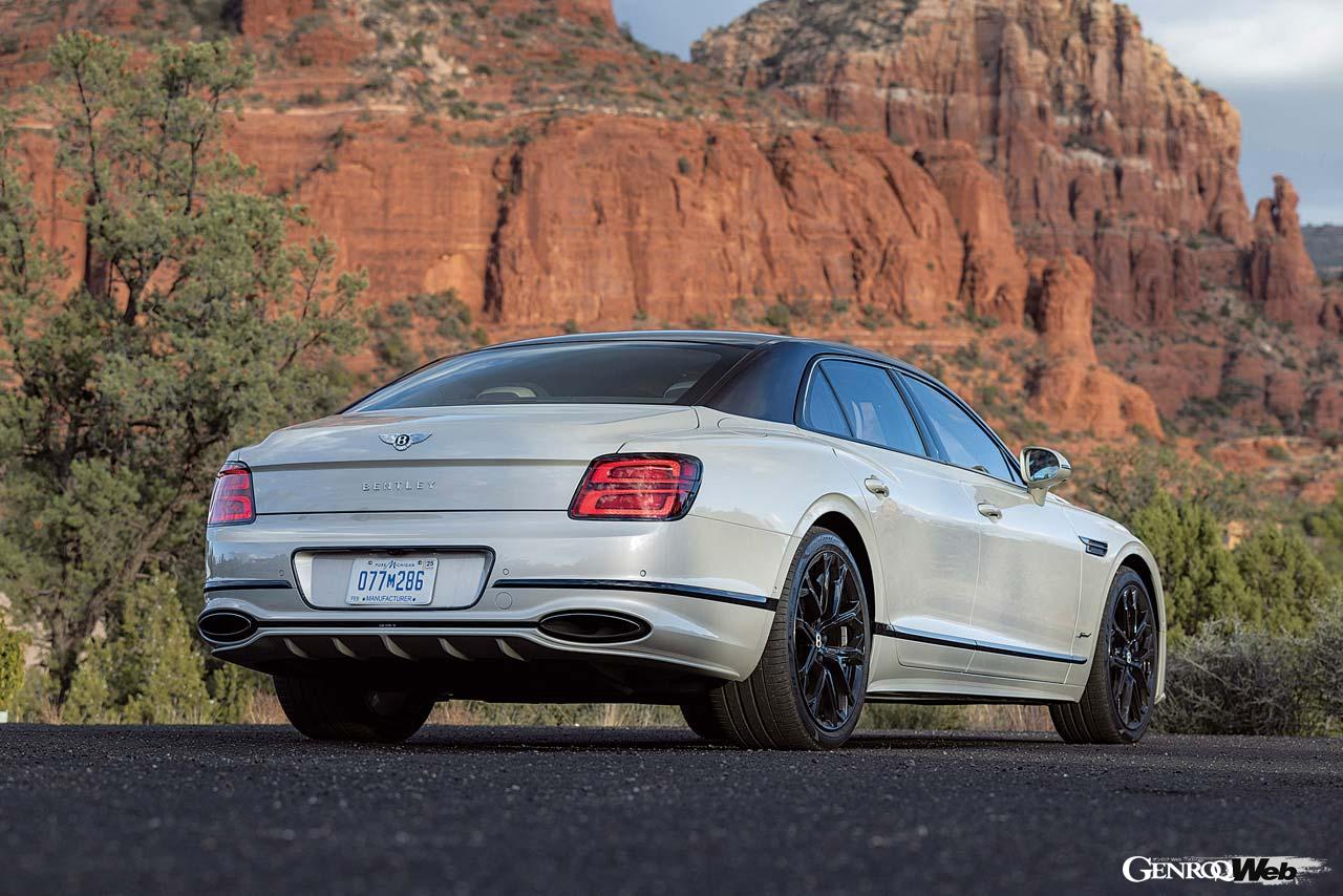 外観上の変更点はグリル、バンパー、ディフューザーで、新デザインのオプションホイールやダークティントのモール類も含まれる。変更が少ないのは、今でも市場で新鮮さを保てているからだとベントレーは説明する。