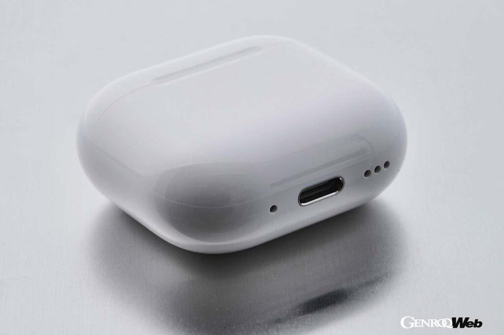 イヤホン本体と充電ケースはIP54等級の防塵性能と耐汗耐水性能を有している。充電ケースは先代モデルより体積比で10%以上小さくなり、USB-C充電対応となった。