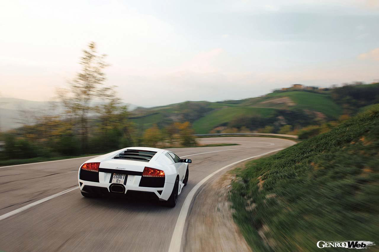 新生ランボルギーニを印象付ける、非常に洗練されたスーパーカーとなったムルシエラゴ。約10年に渡って生産された。