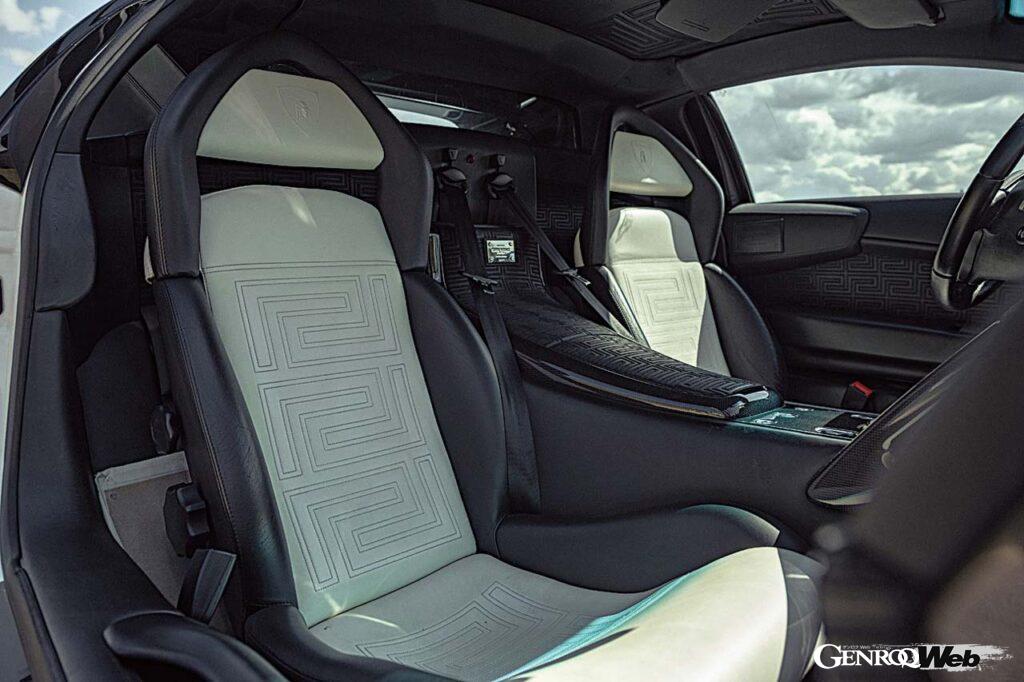 LP640ヴェルサーチはシート表皮とセンターコンソールに専用の模様が入る。