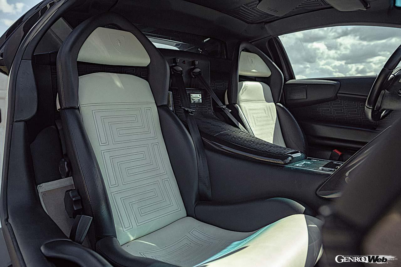 LP640ヴェルサーチはシート表皮とセンターコンソールに専用の模様が入る。