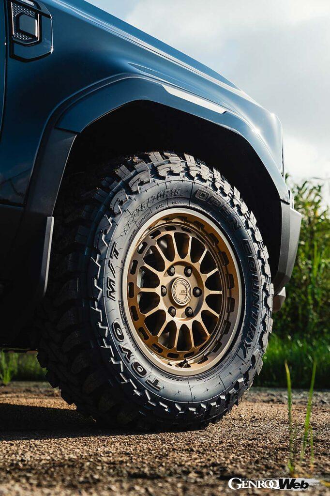 14本のスポークで構成されるTPX62。リムフランジの造形も凝っている。TPXシリーズは1ピースながら18~22インチの範囲であらゆるサイズ、フィニッシュを選ぶことができる。一例として今回は純正のランクル250に8.5J×18インチを装着。タイヤはLT275/70R18サイズのトーヨー・オープンカントリーM/Tだった。