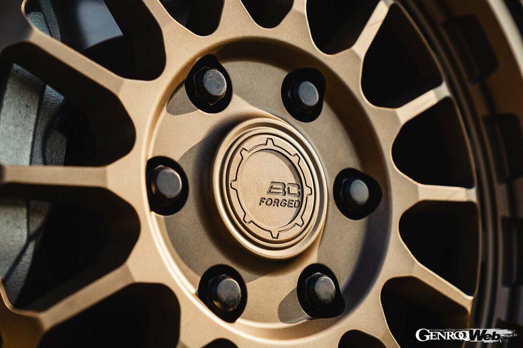 14本のスポークで構成されるTPX62。リムフランジの造形も凝っている。TPXシリーズは1ピースながら18~22インチの範囲であらゆるサイズ、フィニッシュを選ぶことができる。一例として今回は純正のランクル250に8.5J×18インチを装着。タイヤはLT275/70R18サイズのトーヨー・オープンカントリーM/Tだった。