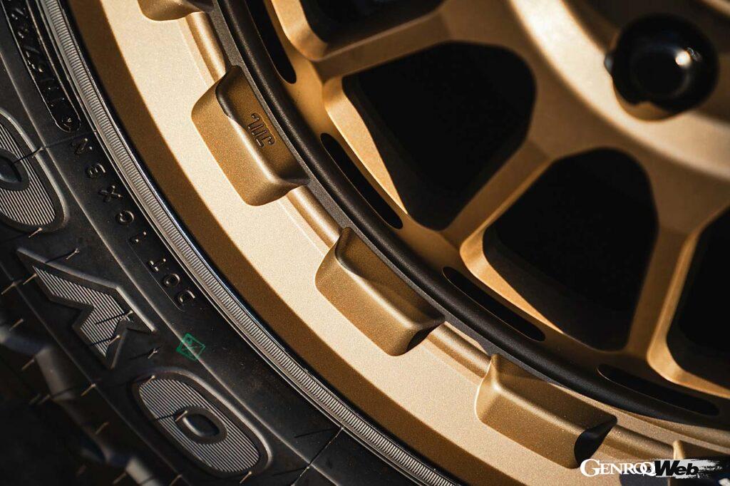 14本のスポークで構成されるTPX62。リムフランジの造形も凝っている。TPXシリーズは1ピースながら18~22インチの範囲であらゆるサイズ、フィニッシュを選ぶことができる。一例として今回は純正のランクル250に8.5J×18インチを装着。タイヤはLT275/70R18サイズのトーヨー・オープンカントリーM/Tだった。