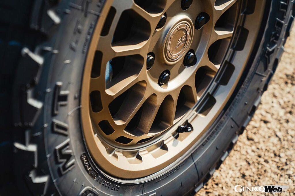 14本のスポークで構成されるTPX62。リムフランジの造形も凝っている。TPXシリーズは1ピースながら18~22インチの範囲であらゆるサイズ、フィニッシュを選ぶことができる。一例として今回は純正のランクル250に8.5J×18インチを装着。タイヤはLT275/70R18サイズのトーヨー・オープンカントリーM/Tだった。