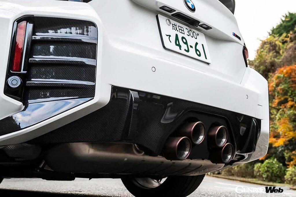 センター4本出しのスポーツ・マフラー(92万8400円)にはテールパイプ・カバー・チタン・アルマイト(3万4100円/個)と周辺にはテールパイプ・カバー・モジュール・チタン(10万2740円)を装備。