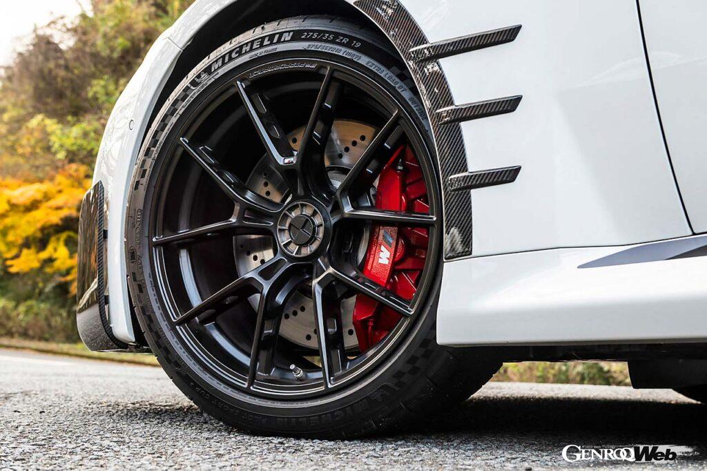 センターロック(236万2800円)には専用のYスポーク・スタイリング963Mホイール(前12万8700円/1本、後15万2900円/1本)を装着している。