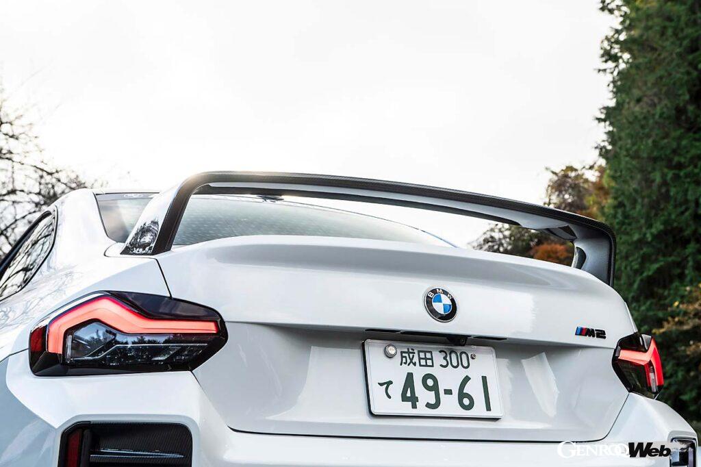 大型のリヤ・スポイラー・カーボン・フロー・スルー(41万6900円)が装着される。