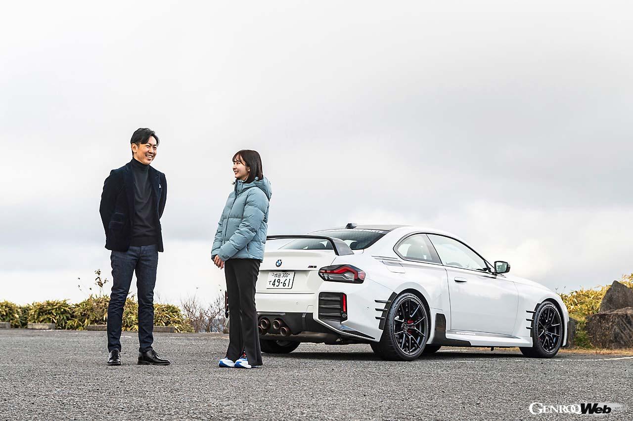 2023年のスーパーGT GT300クラスにM4 GT3で出場した柳田真孝選手とBMWアフターセールス・ブランドナビゲーターの中山さらさん。箱根でM2を楽しんだ。