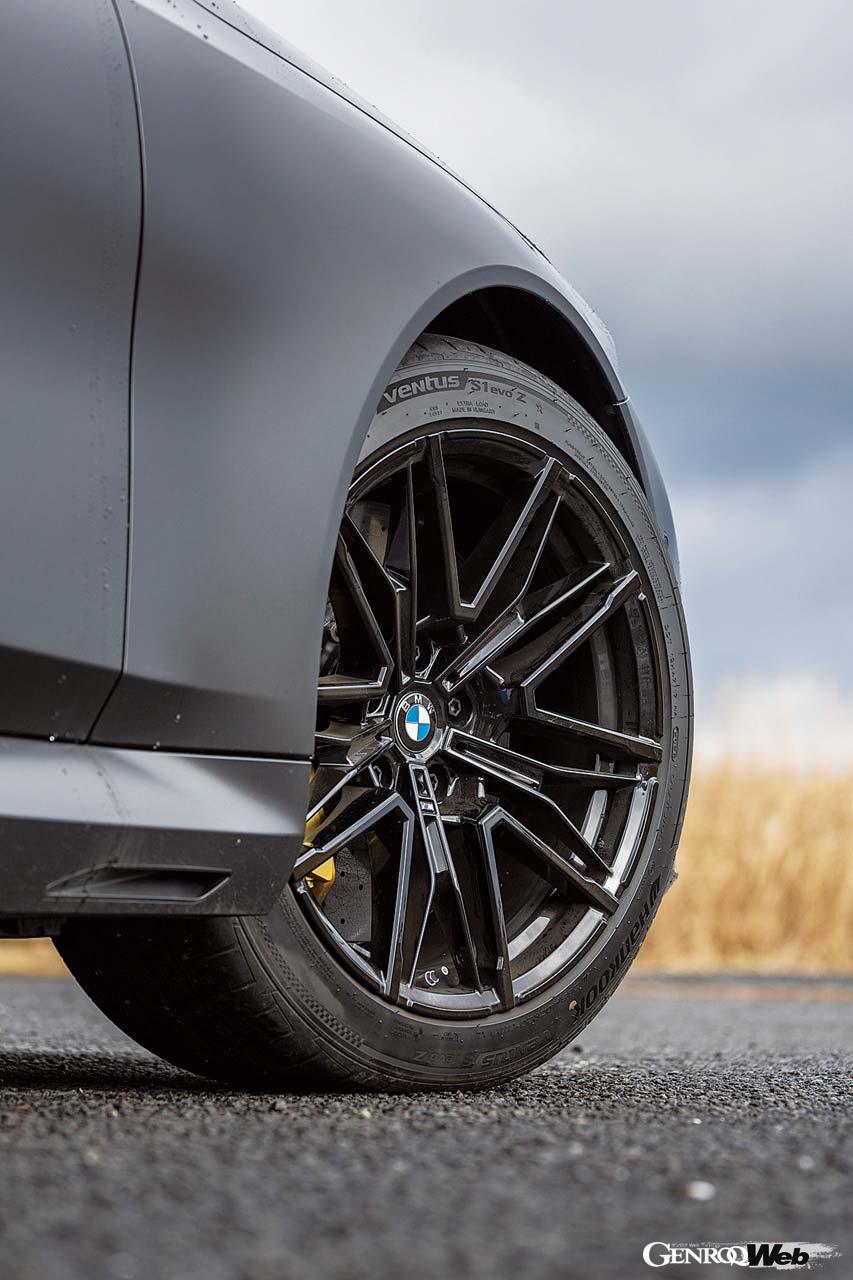 M専用モデルXMレーベルと同スペックのシステムアウトプット727PS/1000Nmを実現した新型M5。装着タイヤはハンコック・ベンタスS1エボZだ。