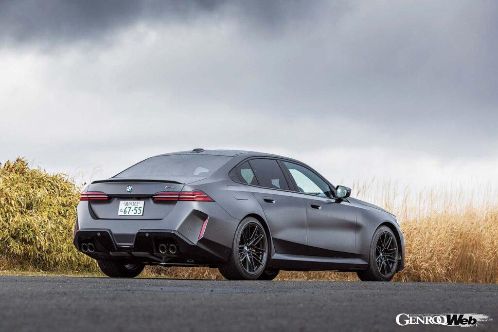 たとえ箱根のワインディングの下りを攻めようとも一切の破綻の兆しさえも見せない新型M5。新たなM5の世界観を垣間見た。