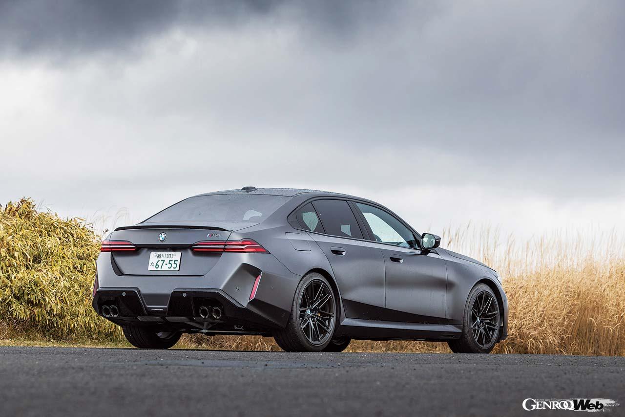 たとえ箱根のワインディングの下りを攻めようとも一切の破綻の兆しさえも見せない新型M5。新たなM5の世界観を垣間見た。