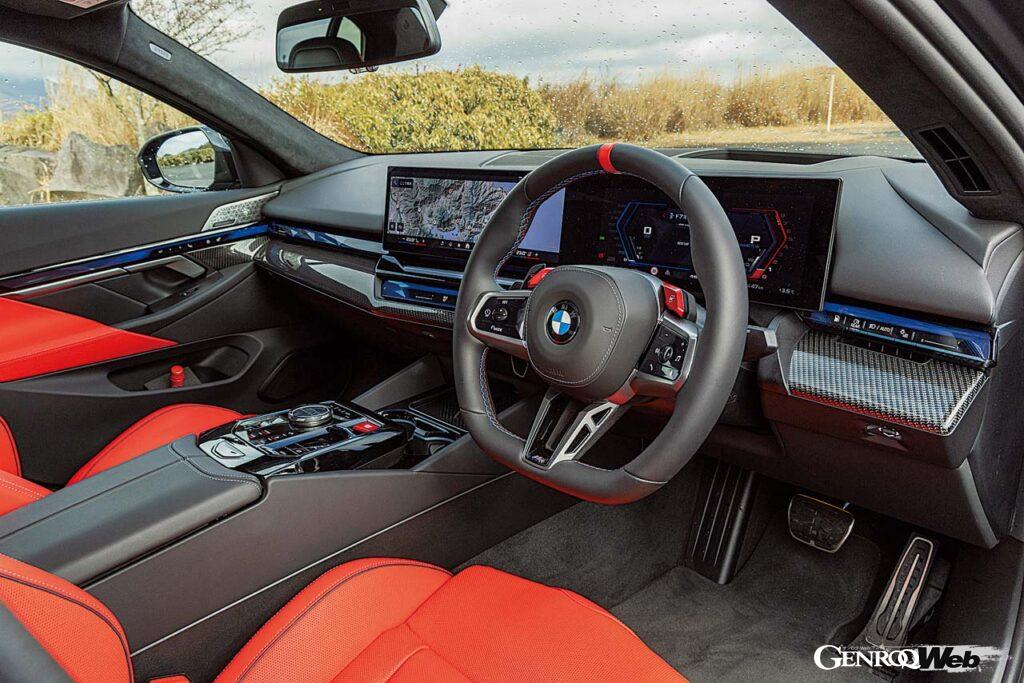 伝統的なフロア式シフトレバーから、モダンなツマミ式のシフトセレクターに変更された。Mモードボタンなど、走りのセッティング機能はセンターコンソールに集約されている。