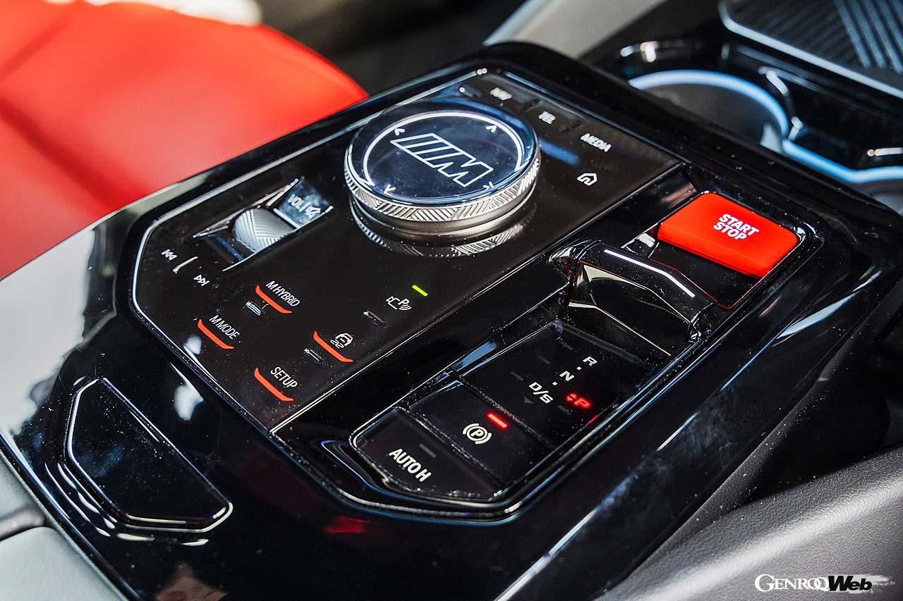 伝統的なフロア式シフトレバーから、モダンなツマミ式のシフトセレクターに変更された。Mモードボタンなど、走りのセッティング機能はセンターコンソールに集約されている。