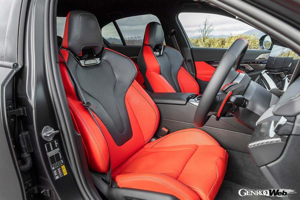 低めの着座位置がスポーティなシェル構造のMマルチファンクションシートを前席に装備する。優れたサポート性を発揮する。