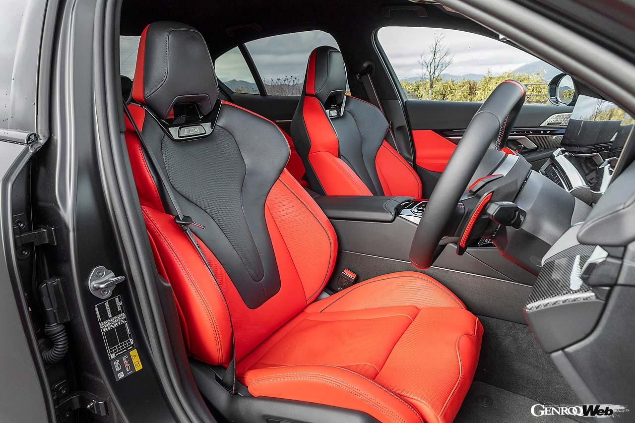 低めの着座位置がスポーティなシェル構造のMマルチファンクションシートを前席に装備する。優れたサポート性を発揮する。