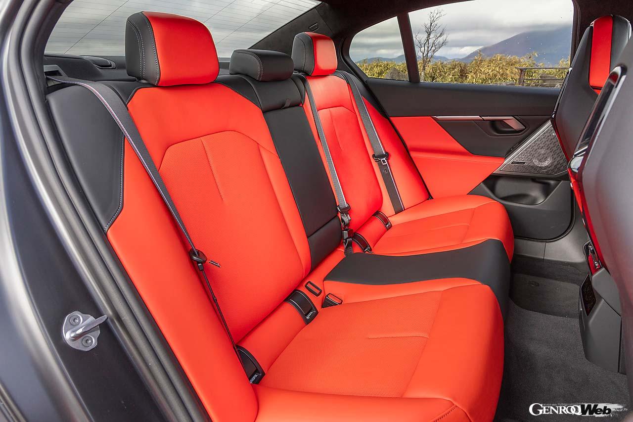 低めの着座位置がスポーティなシェル構造のMマルチファンクションシートを前席に装備する。優れたサポート性を発揮する。