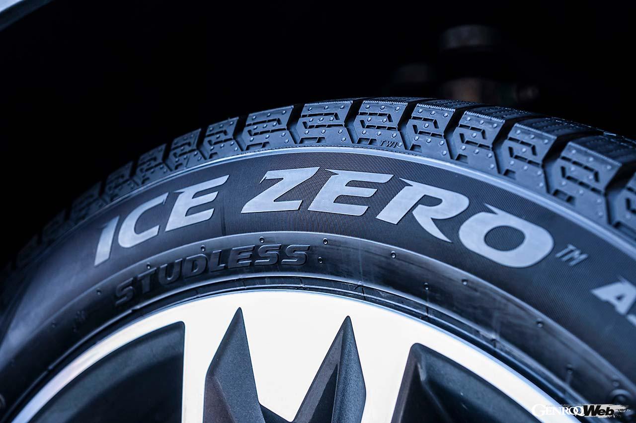 フカフカの新雪でもしっかりと雪を掴んで、クルマを前へと押し進める。