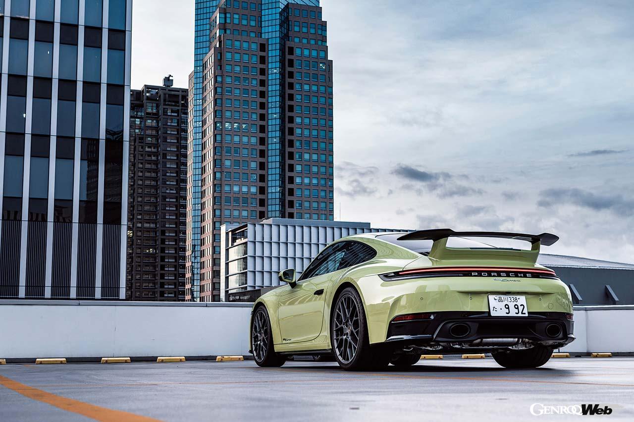 ポルシェ911がマイナーチェンジを果たし、いわゆるII型が上陸を果たした。今回試乗したカレラはフロント＆リヤのデザインを変更し、若干のアウトプット向上を果たしている。堅実な進化を遂げた新型911カレラの走りはいかなるものか。