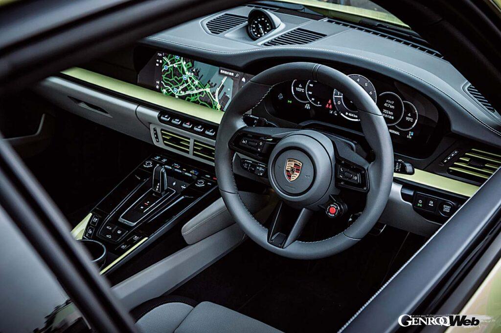 最新の12.6インチ曲面ディスプレイは視認性に優れている。スターターがプッシュボタンに変更されたのもII型の特徴のひとつだ。シートはあいも変わらずフィット感が良い。