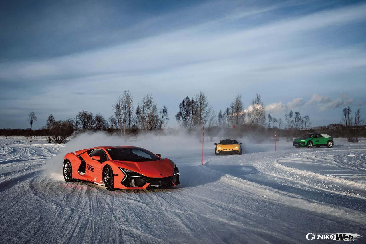 最新スーパースポーツのレヴエルトのほか、ウラカン・ステラート、ウルスSEなど多彩なランボルギーニのラインナップが雪上に用意された。
