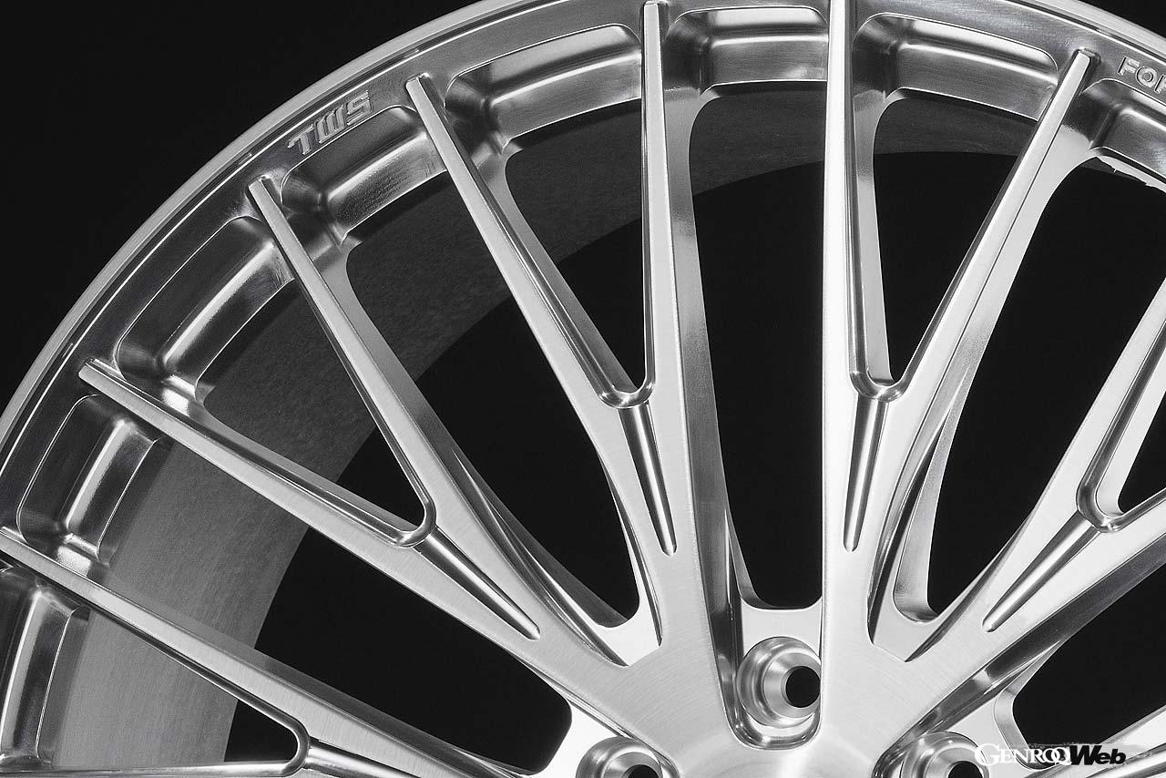 TWS一連の製品群はすべて切削鍛造製法で丁寧に生産される。切削鍛造独特の削り出しっぽい雰囲気が宿る表面処理にそれが象徴される。バフによる鏡面仕上げとスコッチ加工によるブラッシュドを組み合わせたサンディングミラーポリッシュではその質感が際立つ。またフラットブラックでシックに落ち着かせ、フランジカットによってリムエンドのみ強調させるコーディネートもLX600には似合う。