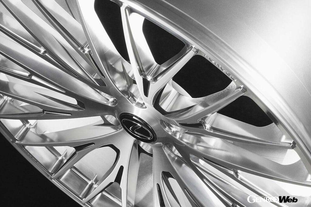 TWS一連の製品群はすべて切削鍛造製法で丁寧に生産される。切削鍛造独特の削り出しっぽい雰囲気が宿る表面処理にそれが象徴される。バフによる鏡面仕上げとスコッチ加工によるブラッシュドを組み合わせたサンディングミラーポリッシュではその質感が際立つ。またフラットブラックでシックに落ち着かせ、フランジカットによってリムエンドのみ強調させるコーディネートもLX600には似合う。