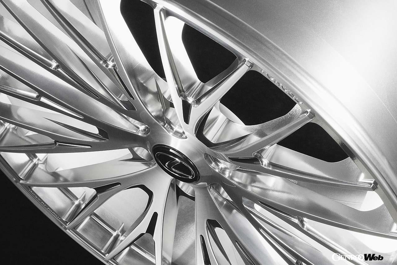 TWS一連の製品群はすべて切削鍛造製法で丁寧に生産される。切削鍛造独特の削り出しっぽい雰囲気が宿る表面処理にそれが象徴される。バフによる鏡面仕上げとスコッチ加工によるブラッシュドを組み合わせたサンディングミラーポリッシュではその質感が際立つ。またフラットブラックでシックに落ち着かせ、フランジカットによってリムエンドのみ強調させるコーディネートもLX600には似合う。