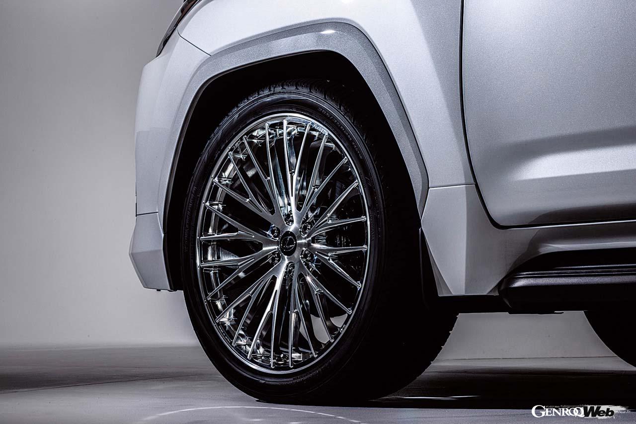 サイズは22および24インチ。カラーはフラットブラック／フランジカットと、サンディングミラーポリッシュ（＋3万3000円）の2色となる。レクサス純正オーナメントを装着することも可能だ。