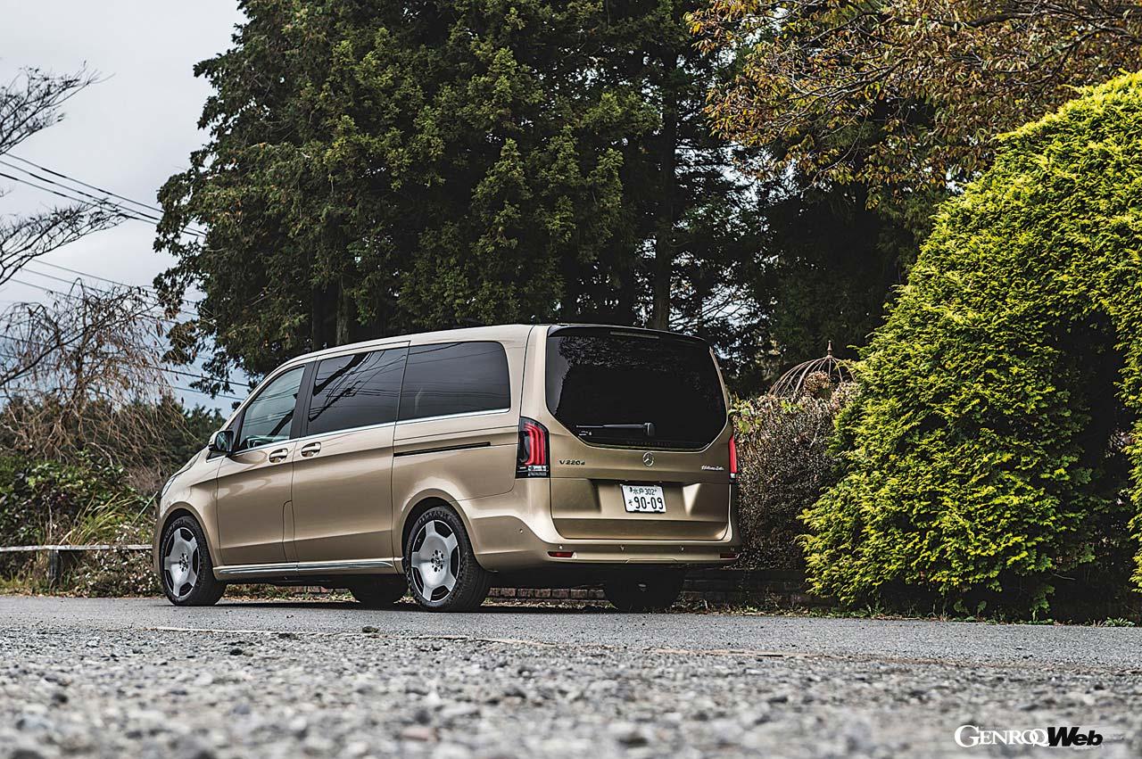 メルセデスのフルサイズミニバン、Vクラスがマイナーチェンジを遂げた。上質で迫力ある外観を採用したほか、内装はコクピット周りを刷新。ますます魅力的な大型ミニバンへと進化を果たしている。
