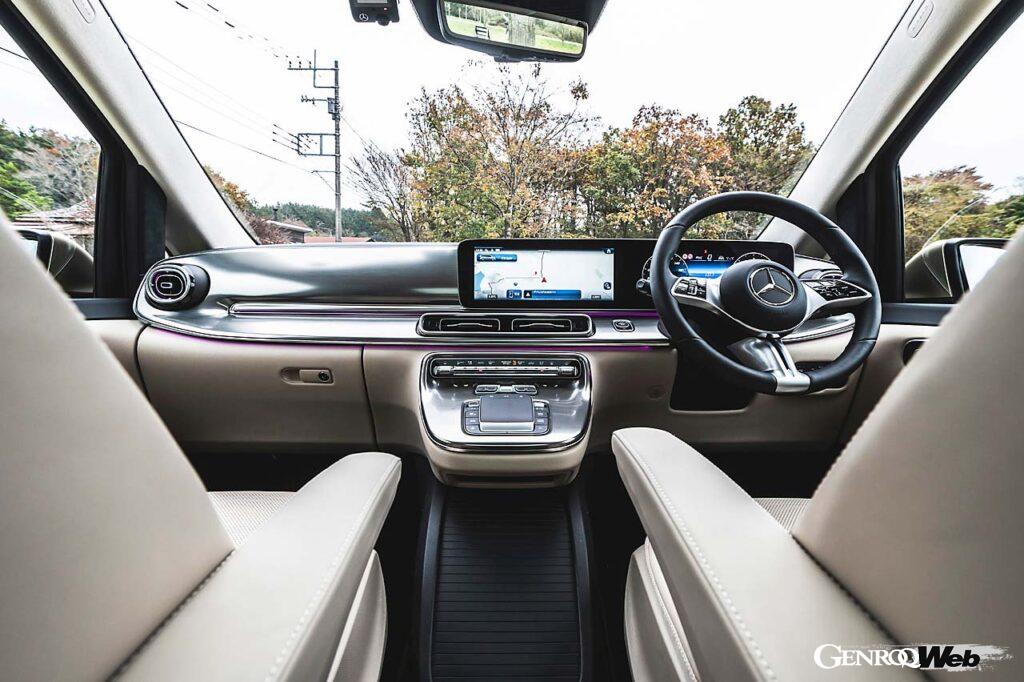 12.3インチの大型液晶モニターを備える最新のMBUXインフォテインメントシステムを採用する。AI対話型ボイスコントロールも新たに搭載された。