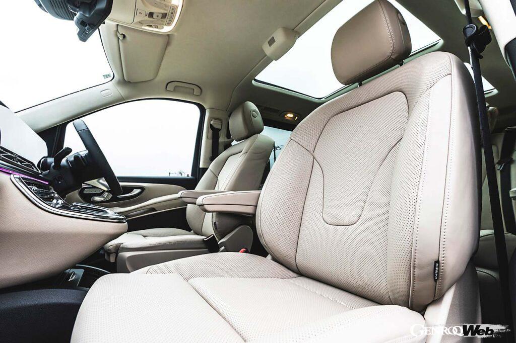 エクスクルーシブ系はオットマン付きフルリクライニングシートを採用するなど、快適性も抜群だ。