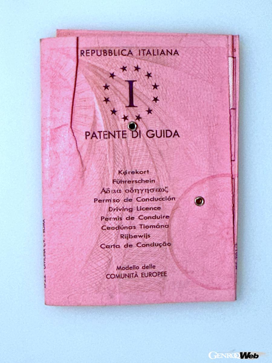 1997年、筆者が初めて取得したイタリアの免許証は、まだ紙製だった。