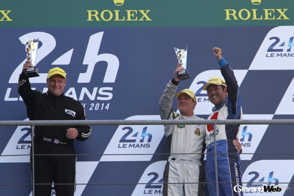 2014年クラシック・ル・マンで表彰台に立つ久保田克昭氏(左)
