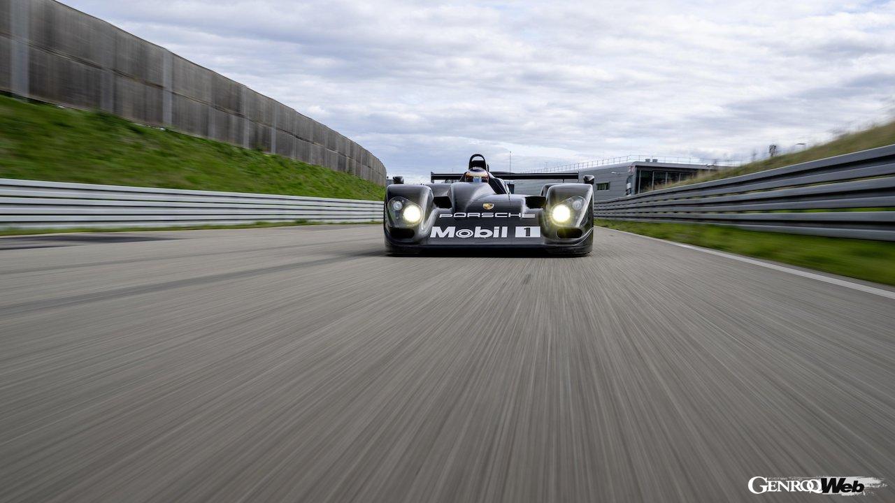 1999年11月以来、ヴァイザッハのテスコースを疾走する、「ポルシェ LMP 2000」。