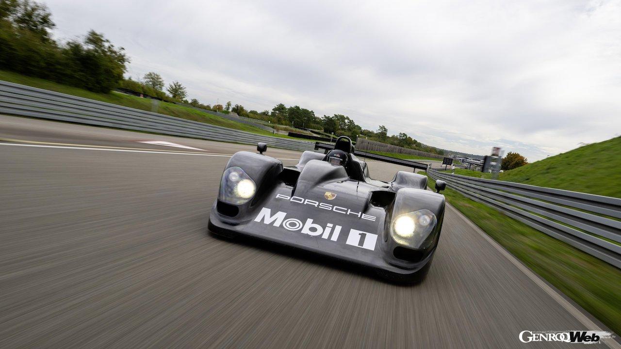 1999年11月以来、ヴァイザッハのテスコースを疾走する、「ポルシェ LMP 2000」。