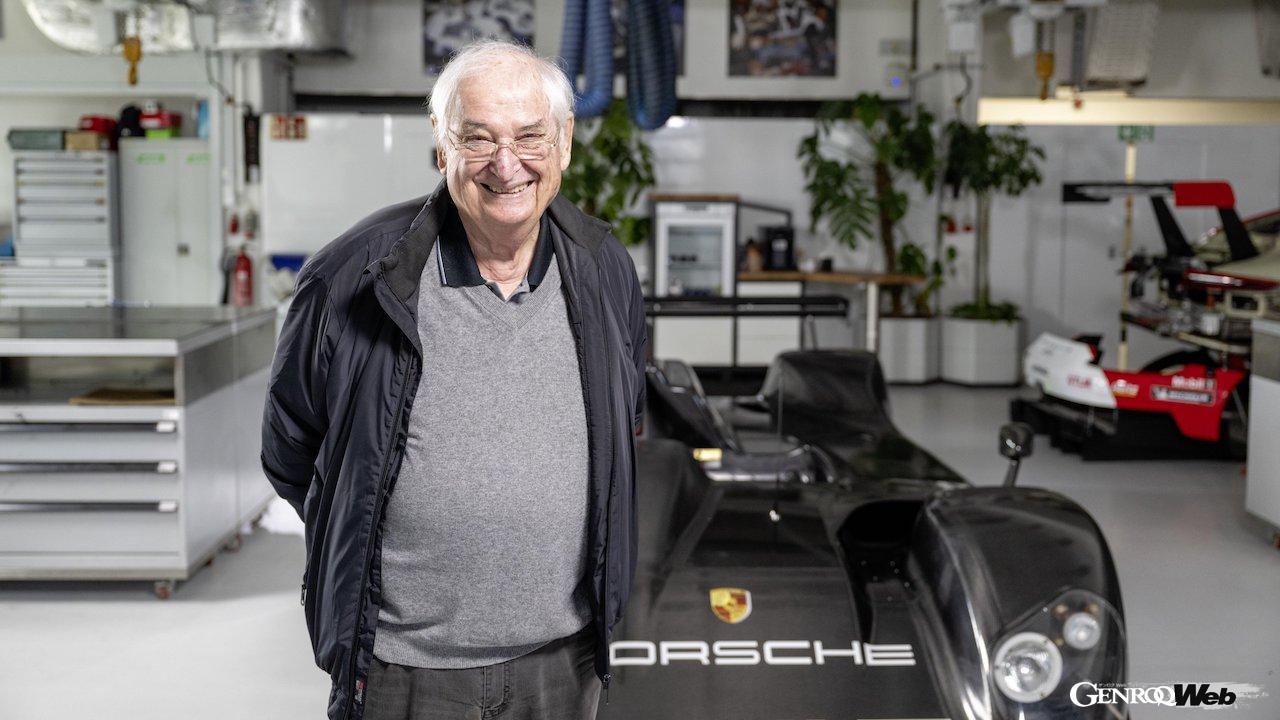 「ポルシェ LMP 2000」と、マシン開発を担当したノルベルト・ジンガー。