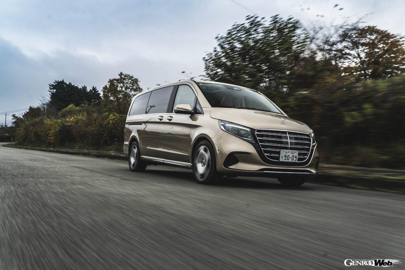 試乗したのは豪華仕様のエクスクルーシブモデル。スリット＋ボンネットマスコットのエレガントなデザインへと差別化されている。