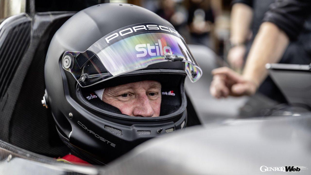 2000年のル・マン24時間レース制覇を目指し開発された「LMP 2000」。当時、シェイクダウンを担当し、80kmほど走行したアラン・マクニッシュが、今回もステアリングを握った。