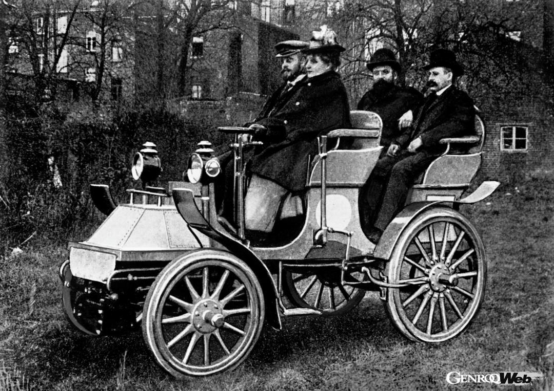 2気筒エンジンの最高出力は4～5馬力ほどだったと言われている。