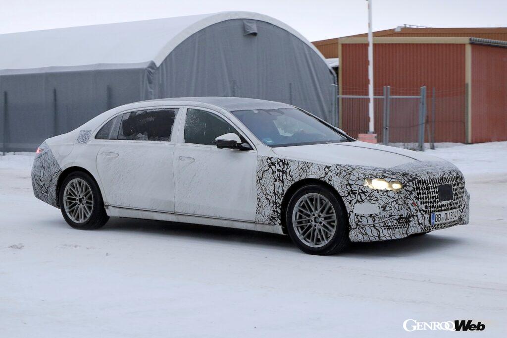 フロントとリアにカモフラージュが施されている。